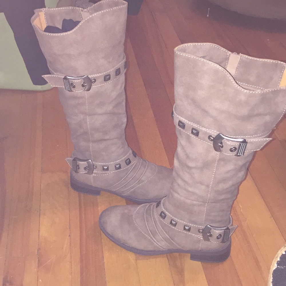 Women’s size 6 knee high brown full zipper boots